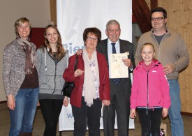 Jean-Louis Ducret entouré par sa famille après la remise de son prix. © Roger Juillerat