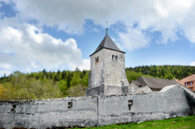 La Tour a été construite par le seigneur Aymon de Montferrand, de La Sarraz, en 1324, dans une volonté d’asseoir son autorité sur le couvent de L’Abbaye. La dernière rénovation de l’édifice, inscrit comme monument historique de note 1, datait de 1977. © Michel Duperrex