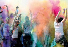 Des poudres de couleurs ont été jetées dans les airs pour une performance artistique de l’école Tendance. © Nadine Jacquet