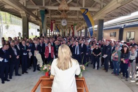 Le public écoute la conseillère d’Etat Nuria Gorrite lors de son discours à la gare de Vallorbe. © Pierre Blanchard