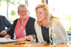 Les deux fers de lance du combat pour une meilleure desserte de la partie vaudoise du lac de Neuchâtel: la conseillère communale yverdonnoise et députée Pierrette Roulet-Grin (à g.) et la conseillère d’Etat Nuria Gorrite. © Carole Alkabes