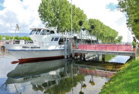 Pour la première fois depuis 2010, un bateau de ligne sera amarré dans la Thièle. Il s’agit d’«Idee Suisse», qui avait servi de studio flottant à la RTS durant Expo.02. C’est l’embarcation la plus récente de la flotte de la LNM. © Carole Alkabes