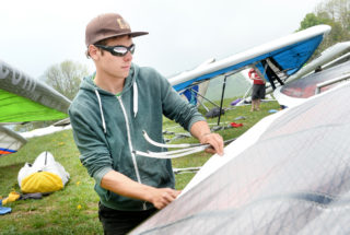 Damien Zahn, de Renens, prépare son aile avant de prendre les airs. © Michel Duperrex