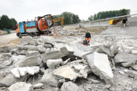 Les travaux de démolition du premier bassin de la STEP de 1957 n’ont pu débuter qu’en avril, car il a d’abord fallu évacuer l’amiante. © Michel Duperrex