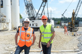 Boris Vuilleumier, conducteur de travaux chez Implenia, et Sandro Rosselet, représentant de la Ville, sur le chantier ouvert début mai. © Michel Duperrex