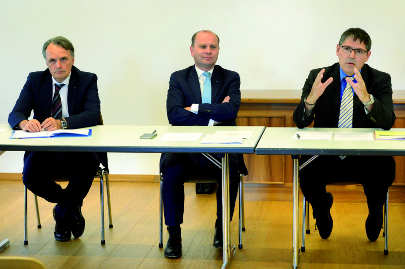 Mario Gattiker, secrétaire d’Etat aux migrations, Philippe Leuba, chef du Département de l’économie, de l’innovation et du sport, et Stéphane Costantini, syndic de Vallorbe, ont présenté la convention spéciale signée entre les autorités. © Michel Duperrex