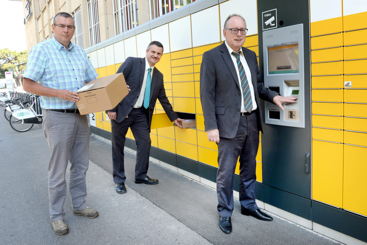 Un distributeur à colis débarque à la gare