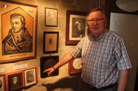 Jean-Jacques Allisson, le président du Centre de documentation et de recherche Pestalozzi, montre des illustrations d’Anna Pestalozzi, visibles au Musée d’Yverdon et région. © Ludovic Pillonel