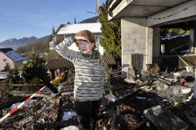 Au milieu des ruines de sa maison, Annelyse Vonlaufen garde espoir de retrouver un de ses chats, disparu.