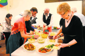 La Chorale de Mathod-Suscévaz a mis les petits plats dans les grands en proposant un buffet de plus de quinze salades à ses convives, avant le traditionnel plat de cornettes et saucisse aux choux.  © Michel Duperrex