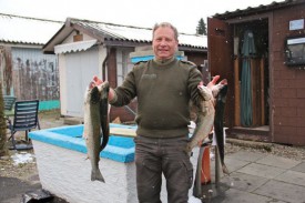 Pascal Romerio, le vainqueur du jour, avec ses truites pour un poids total de 6 kg 850. © Roger Juillerat