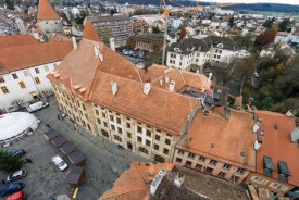 L’utilisation d’un drone a permis des prises de vue à différentes altitudes, offrant des images différentes de l’Hôtel de Ville, permettant de mieux appréhender les volumes du bâtiment historique, que les habituelles photos prises depuis la place Pestalozzi. © Gasser Ceramic