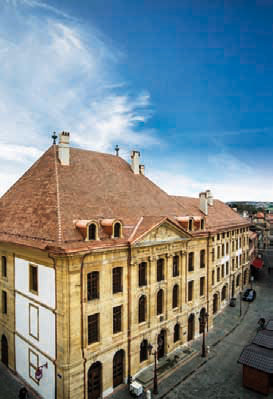 L’utilisation d’un drone a permis des prises de vue à différentes altitudes, offrant des images différentes de l’Hôtel de Ville, permettant de mieux appréhender les volumes du bâtiment historique, que les habituelles photos prises depuis la place Pestalozzi. © Gasser Ceramic