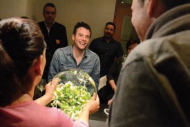 Norbert Tarayre s’est montré très intéressé et très disponible lors du petit cours de cuisine informel qu’il a reçu dans le Nord vaudois. © Lionel Pittet