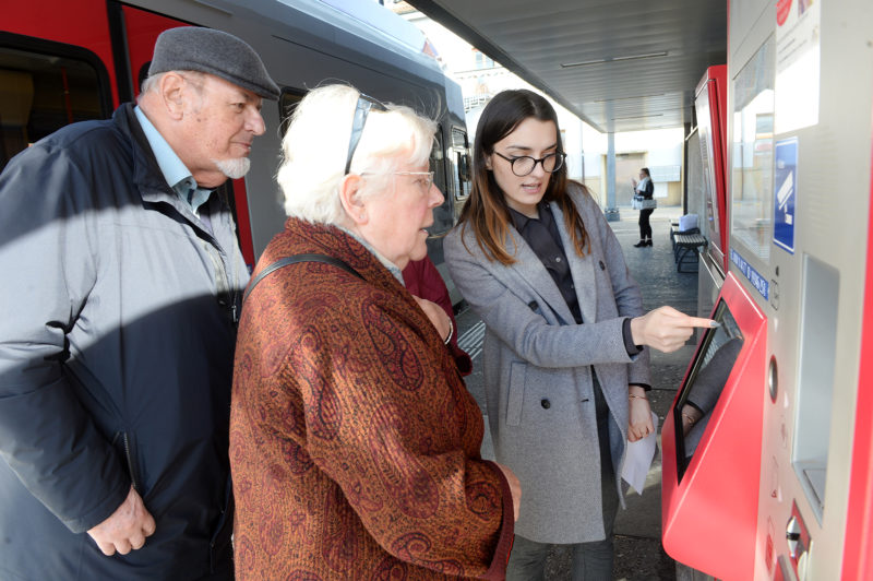 Daniel Burri, du groupe de travail «Transports publics» du COSY et Maryse Gonin, membre du Conseil des séniors, découvrent les subtilités de l’utilisation des distributeurs de billets automatiques avec Mirela Suljic, spécialiste tarif et vente chez Travys. ©Michel Duperrex