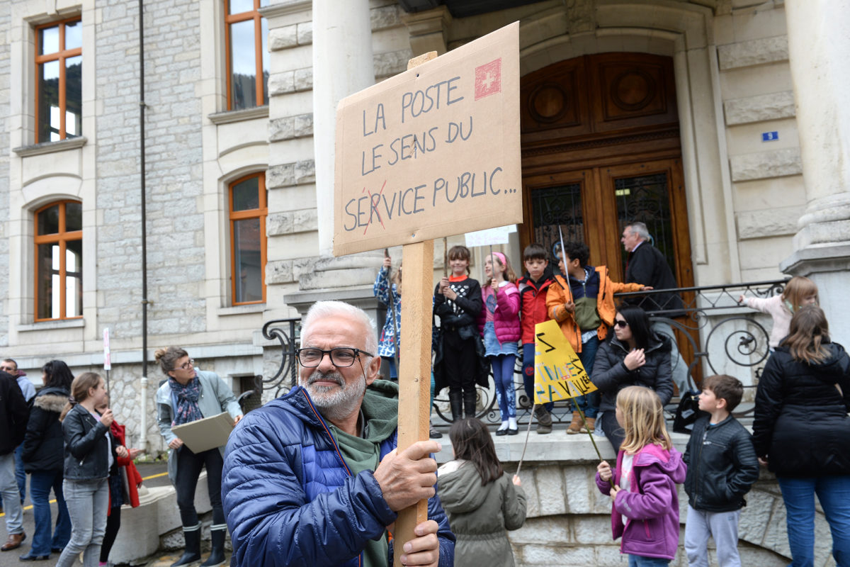 Trois cents manifestants unis pour sauver la poste