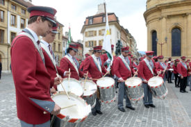 Les musiciens ont interprété deux morceaux avec leurs anciens uniformes, avant d'aller se changer. © Michel Duperrex