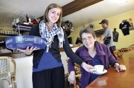 Cette semaine, Claudine Dumoulin, ici avec sa fille Célia, servira ses derniers cafés. En quittant Yverdon-les-Bains, elle remettra également la présidence des Brandons. © Michel Duperrex