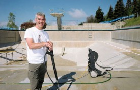 Thierry Rossini a repris la gestion de la piscine de Sainte-Croix. Il l’ouvrira le 1er juin. © Nadine Jacquet/Michel Duvoisin