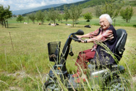 Grâce à son engin, Marie-Louise Jaquet a le loisir d’aller se balader. © Michel Duperrex