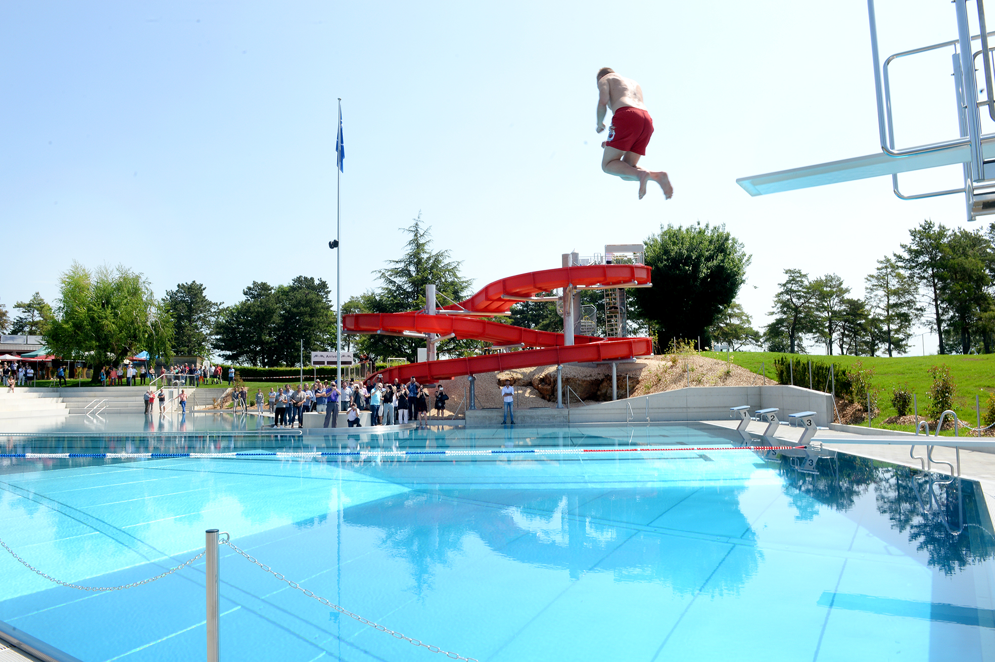 Lexécutif Mouille Le Maillot Pour Sa Piscine La Région