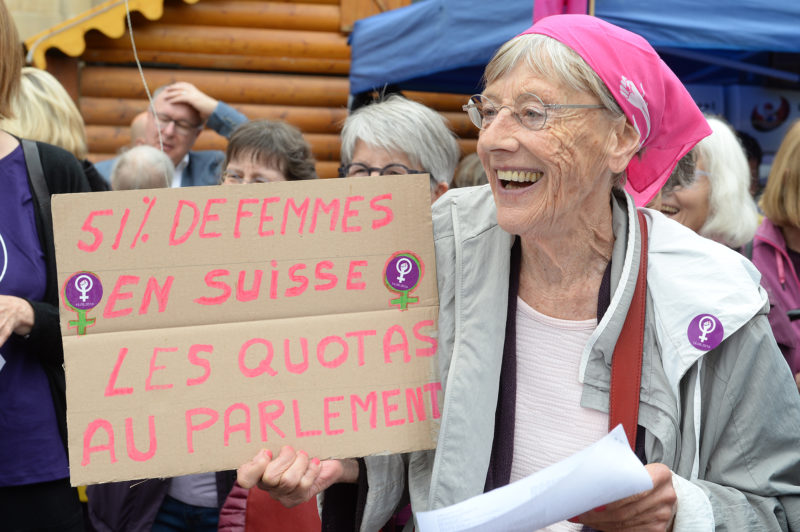 Les panneaux ont fleuri sur la place Pestalozzi. © Michel Duperrex