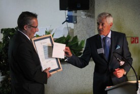 Le syndic de Baulmes, Julien Cuérel (à g.), reçoit le Prix Binding, assorti d’un imposant chèque de 200 000 francs, des mains du président de la fondation Binding, Ueli Fischer. © Ludovic Pillonel