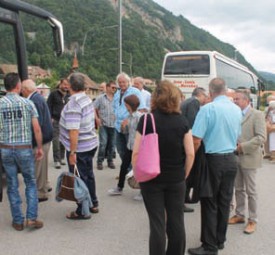 Une soixantaine de personnes ont fait le déplacement de Bâle en bus. La délégation est partie à 11h30 de Baulmes... © Ludovic Pillonel