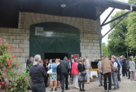 ...pour se retrouver à 14h30 à l’entrée de la «Holzsaal», où se déroulait la cérémonie. © Ludovic Pillonel