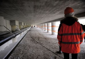 ...et en-dessous de la route, où une estacade -une structure similaire à un pont- de 85 mètres sert de rempart à l’érosion de la falaise de molasse. © Nadine Jacquet