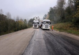 Le remblai à gauche de l’image permet d’élargir sensiblement la route. © Nadine Jacquet