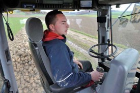 Baptiste Kaenel est aux commandes de la machine pour la deuxième année. © Michel Duperrex