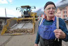 L’agriculteur retraité Pierre Deriaz donne un coup de main à ses collègues. © Michel Duperrex