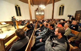 Il y avait foule, hier soir, à Chêne-Pâquier pour entendre les bonnes nouvelles venues du Canton. © Michel Duperrex