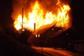 Le feu s’est propagé très rapidement, et les causes de l’incendie ne sont pas encore connues.