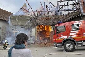 L’intervention d’une soixantaine de pompiers venus de toute la région n’a pas empêché l’incendie de détruire complètement l’étable.