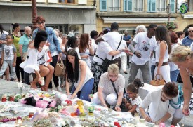 La marche blanche s’est terminée sur la place Pestalozzi. Comme lors du précédent hommage, lundi dernier, les participants ont déposé des fleurs et des peluches devant le Temple. Certaines personnes ont également écrit quelques mots en hommage à Kayla et à sa maman. ©Michel Duperrex