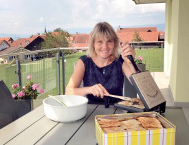 Véronique Durussel a préparé ses bricelets pour son repas de ce soir. ©Michel Duperrex