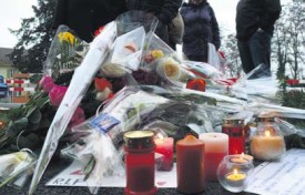 Fleurs, bougies et mots de sympathie ont recouvert le sol de la place Bel-Air.