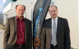 Le syndic Daniel von Siebenthal et le conseiller d’Etat Philippe Leuba se félicitent de l’arrivée de Colibrys à Yverdon-les-Bains.