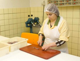 L’employée Maria Viana en pleine préparation d’une jambonette, qui figure régulièrement au menu des chefs étoilés.