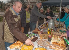 Samedi matin, les Paysannes vaudoises de Chavornay ont tenu deux stands de vente de pâtisseries au bénéfice de la famille Romanens.
