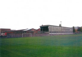 L’ancienne halle en béton qui borde les terrains annexes du Stade Municipal.