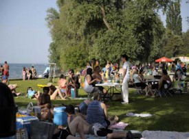 Dimanche soir, de très nombreuses familles ont profité de la plage d’Yverdon.