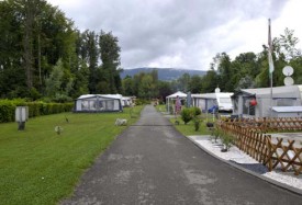 La foule ne se presse pas dans les allées du camping Belle-Rive, à Corcelettes.