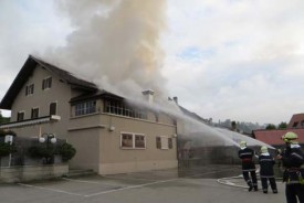 Le feu a ravagé la toiture du nord au sud.