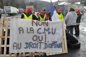 Les manifestants se sont relayés pour bloquer le passage des camions.