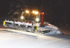 Ce sont plus de 20 kilomètres de pistes qu’il faut préparer à la fin de chaque journée et, lorsqu’il a neigé durant la nuit, le matin avant l’ouverture de la station de ski. L’opération prend environ 4h pour deux dameurs.