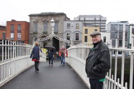 L’éleveur nord-vaudois a profité du voyage pour s’offrir une petite promenade à Dublin, ici sur le fameux Ha’penny Bridge.