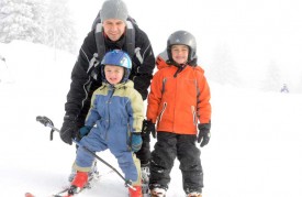 Nolan et Ryan apprennent à skier avec leur père Yannick Chablaix.